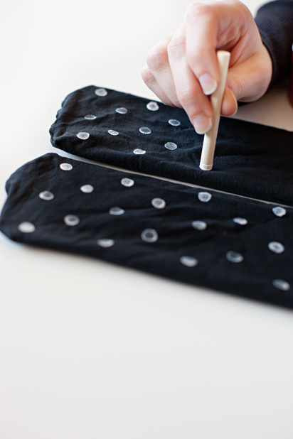 Finishing dots onto tights