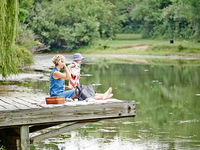 summer-picnic-by-pond-13